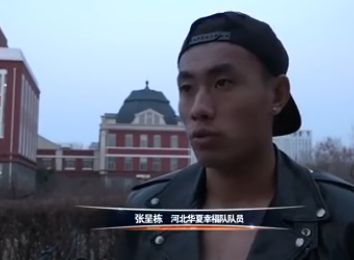 一声紧凑的呻吟