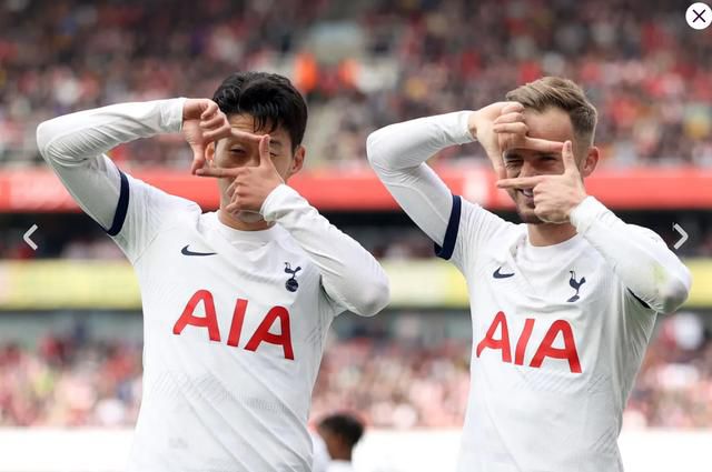 白丝旗袍老师撑开双腿让我玩