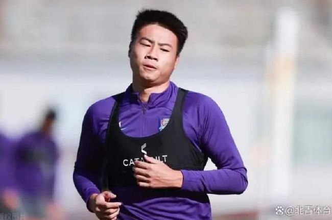 两个奶奴左右跪伺候男主人视频