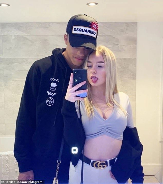 带鞭子出现的妻子